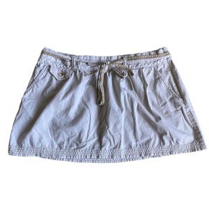 American Eagle Mini Skirt! Super cute and dainty. Size 10 and fits up to size 32